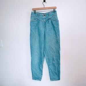 Cherokee vintage 1980's high waisted jeans with princess cut and front pockets.